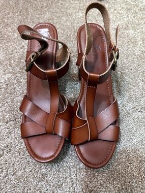 American Eagle Outfitters Brown Leather T-Strap Sandals